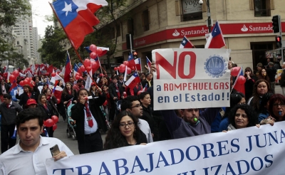 Funcionarios p&uacute;blicos chilenos marchan en apoyo a huelga del Registro Civil