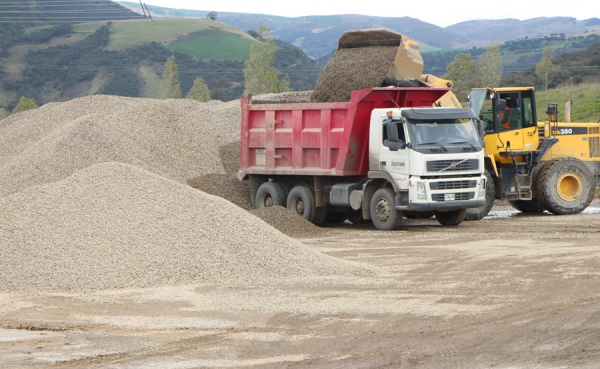Por paro camionero Caen despachos de los materiales de construcci&oacute;n