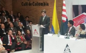 Diplom&aacute;tico Roberto V&eacute;lez asume mando de Federaci&oacute;n de Cafeteros de Colombia