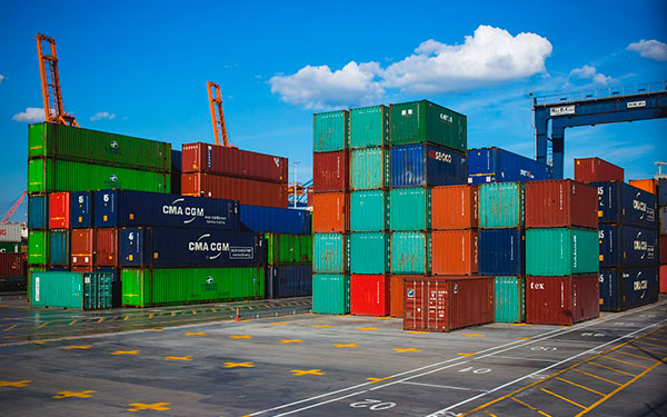 Justicia federal de EU suspende aranceles de Trump