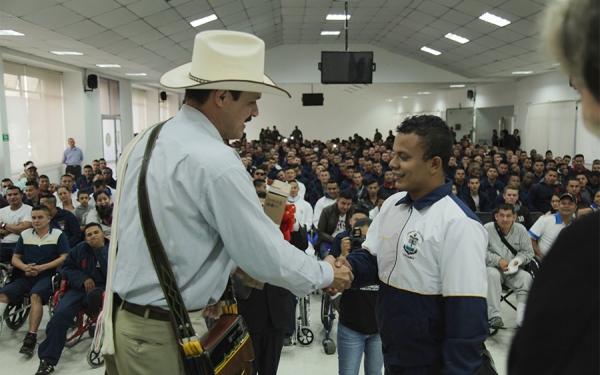 Homenaje a h&eacute;roes de las Fuerzas Armadas con Latidos de Caf&eacute;