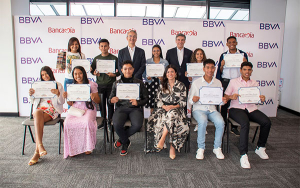 BBVA y Bancam&iacute;a retoman programa de becas Transformando Realidades