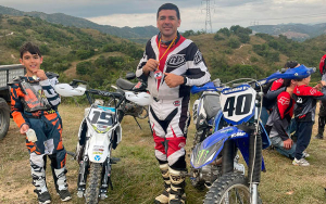 Los retos de ser padre de un bicicrosista con p&eacute;rdida auditiva