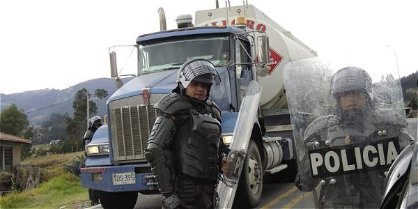 Gobierno colombiano llega a pacto con camioneros que finaliza paro de 24 d&iacute;as