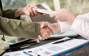 Empresa habr&iacute;a pagado m&aacute;s de $900 millones en plan de referidos