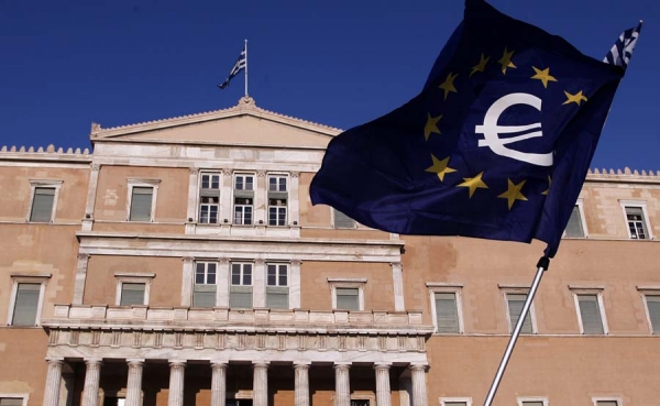 La eurozona sortea el abismo de la salida griega del euro con acuerdo un&aacute;nime