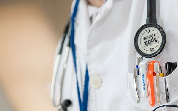 Cl&iacute;nicas y hospitales piden al gobierno no sembrar mantos de duda