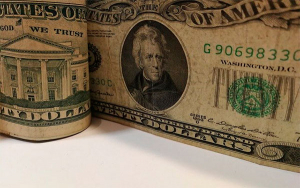 Subida del d&oacute;lar en Colombia responde a temores de recesi&oacute;n global