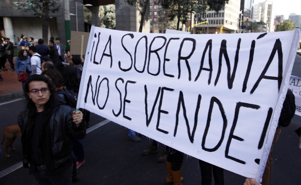 Colombia vende a canadienses la el&eacute;ctrica Isagen entre protestas ciudadanas