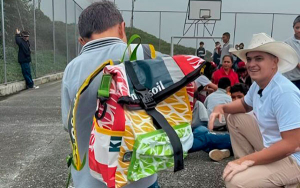 Ni&ntilde;os en Antioquia reciben maletas escolares hechas con sacos reciclados