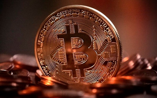 Bitc&oacute;in se hunde un 17% tras el anuncio de que Tesla dejar&aacute; de aceptarlo