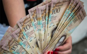 Venezolanos ven m&aacute;s billetes en las calles y tambi&eacute;n m&aacute;s inflaci&oacute;n