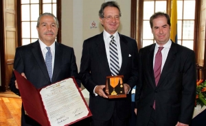 Senado condecora  a Asinfar por 40 a&ntilde;os de liderazgo gremial