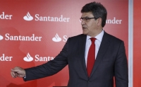 Santander se suma a la moda de cobrar 2 euros a no clientes en sus cajeros