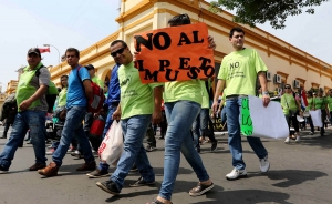 Miles de cooperativistas marchan en Asunci&oacute;n contra el IVA a los cr&eacute;ditos