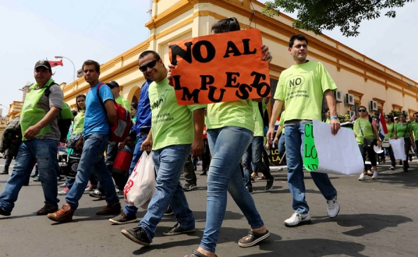 Miles de cooperativistas marchan en Asunci&oacute;n contra el IVA a los cr&eacute;ditos