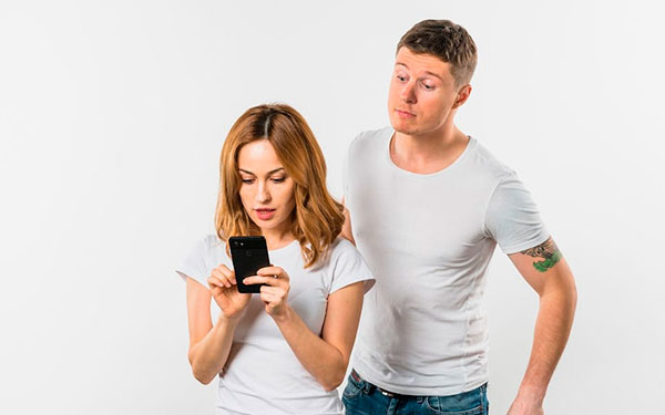 Revisar el celular de la pareja es ilegal y puede llevar a la c&aacute;rcel