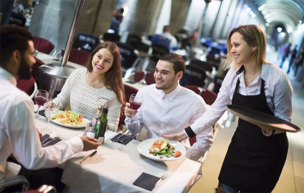 Propinas no deben pagar servicios ni gastos de restaurantes